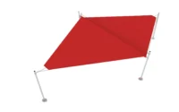 Roter Sonnenschutz mit dreieckigem Design und stabilen weißen Halterungen